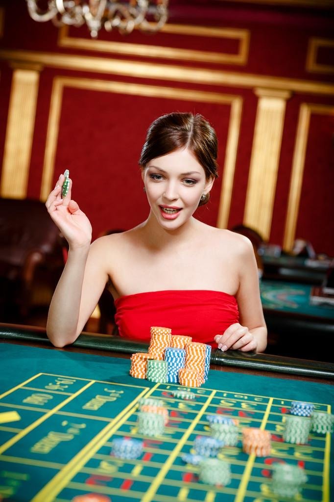 lucky slots တိုက်ရိုက်ကာစီနို Baccarat ဂိမ်းကစားနေသည့် ပရော်ဖက်ရှင်နယ် Dealer